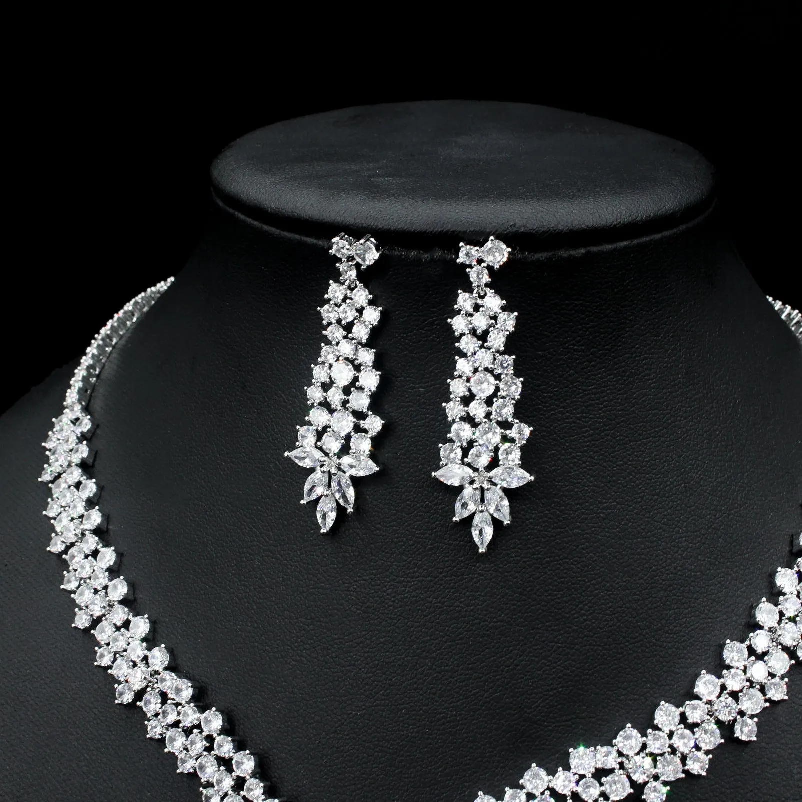 Exquisite Zircon Inlaid Necklace & Earrings Set – Dazzling Jewelry for Special Occasions