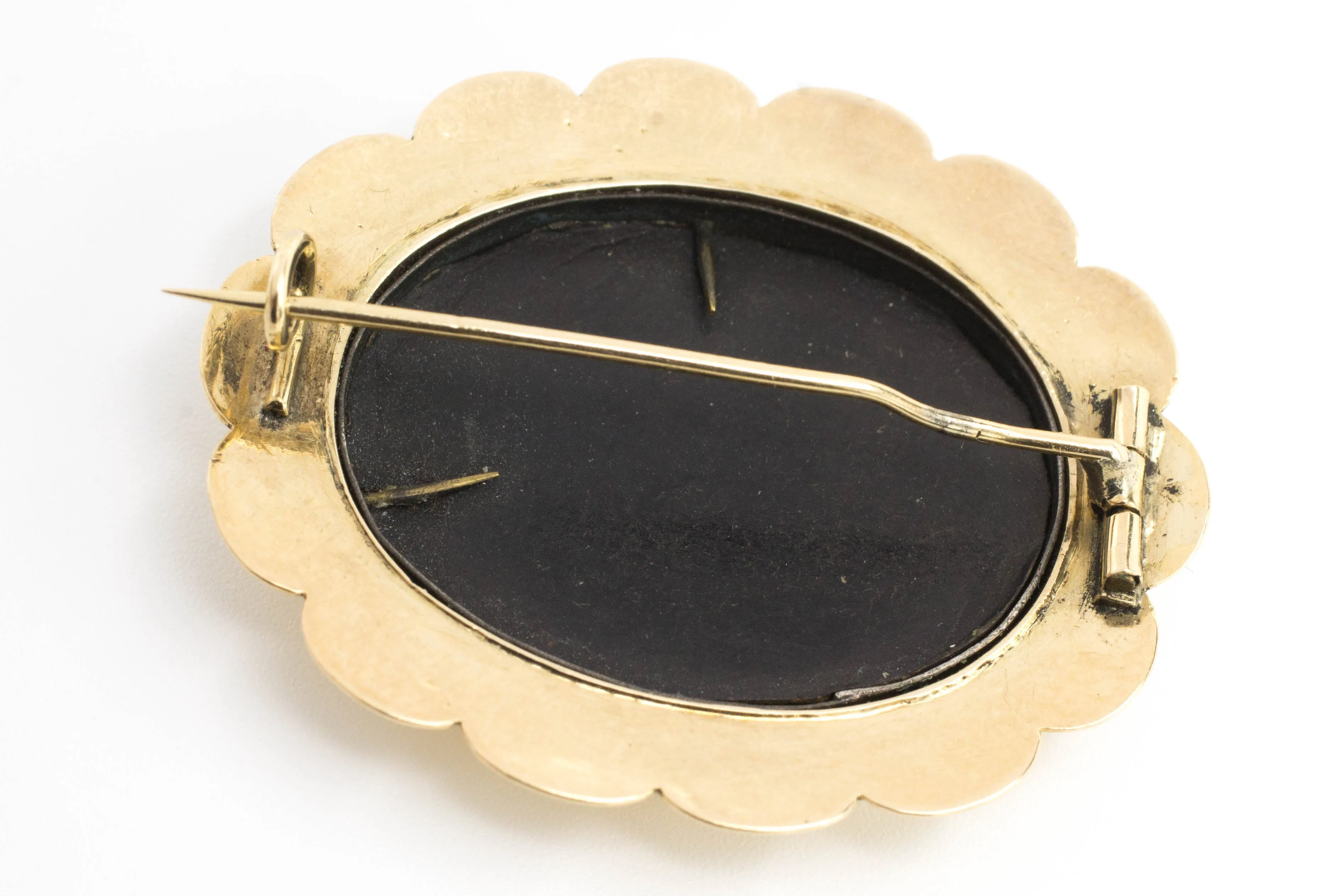 Memento mori brooch in 14 carat gold