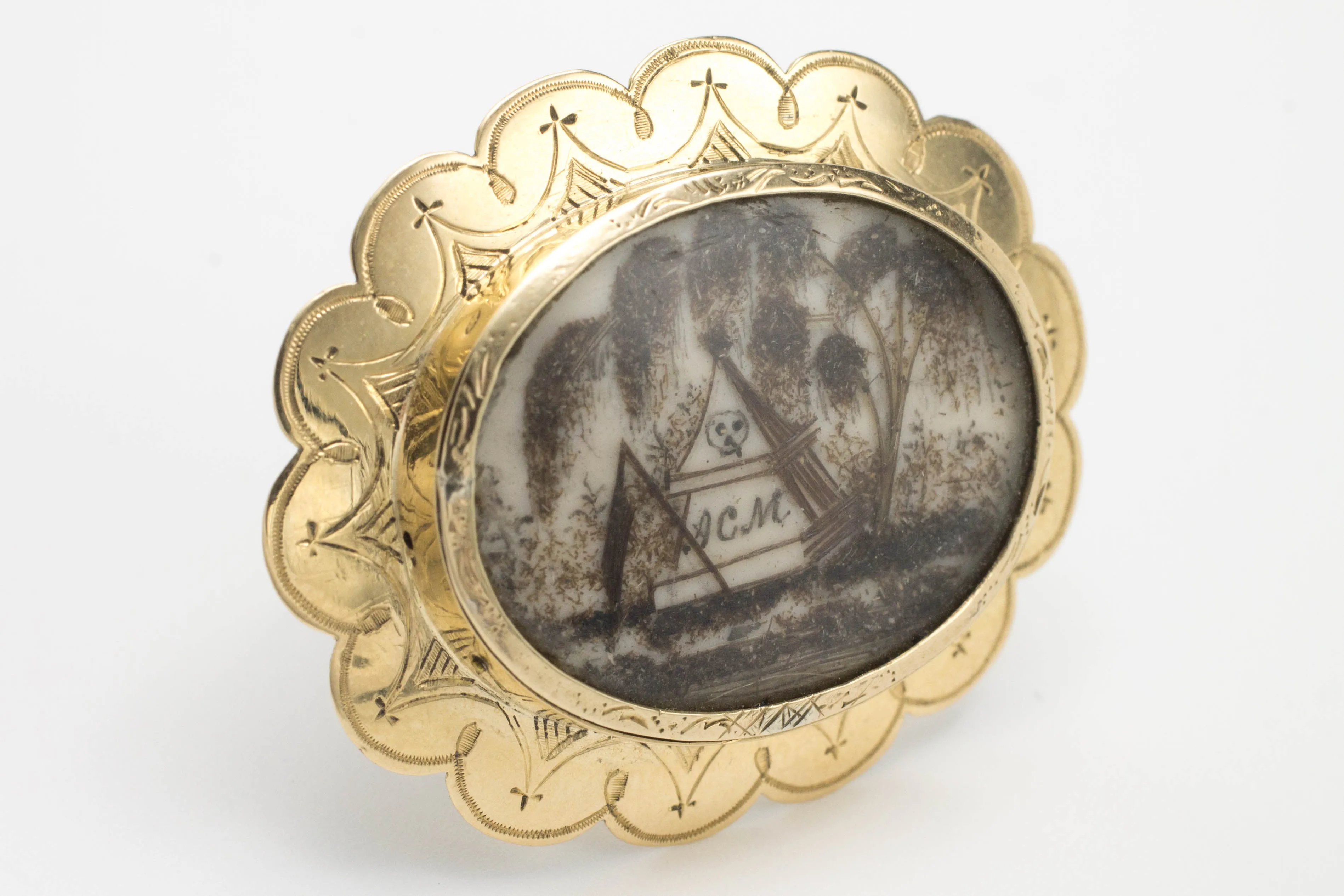 Memento mori brooch in 14 carat gold