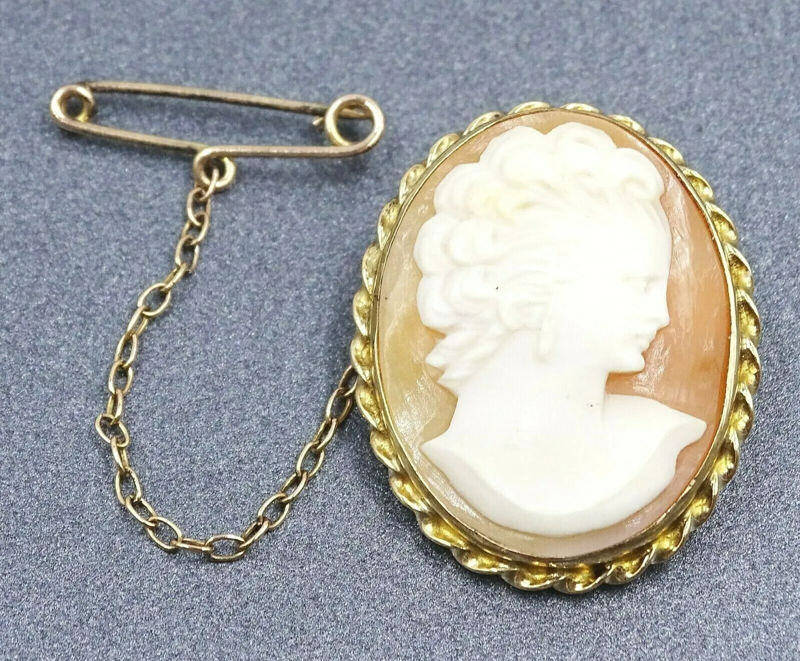 Shell Cameo 9ct Yellow Gold Brooch with Safety Chain