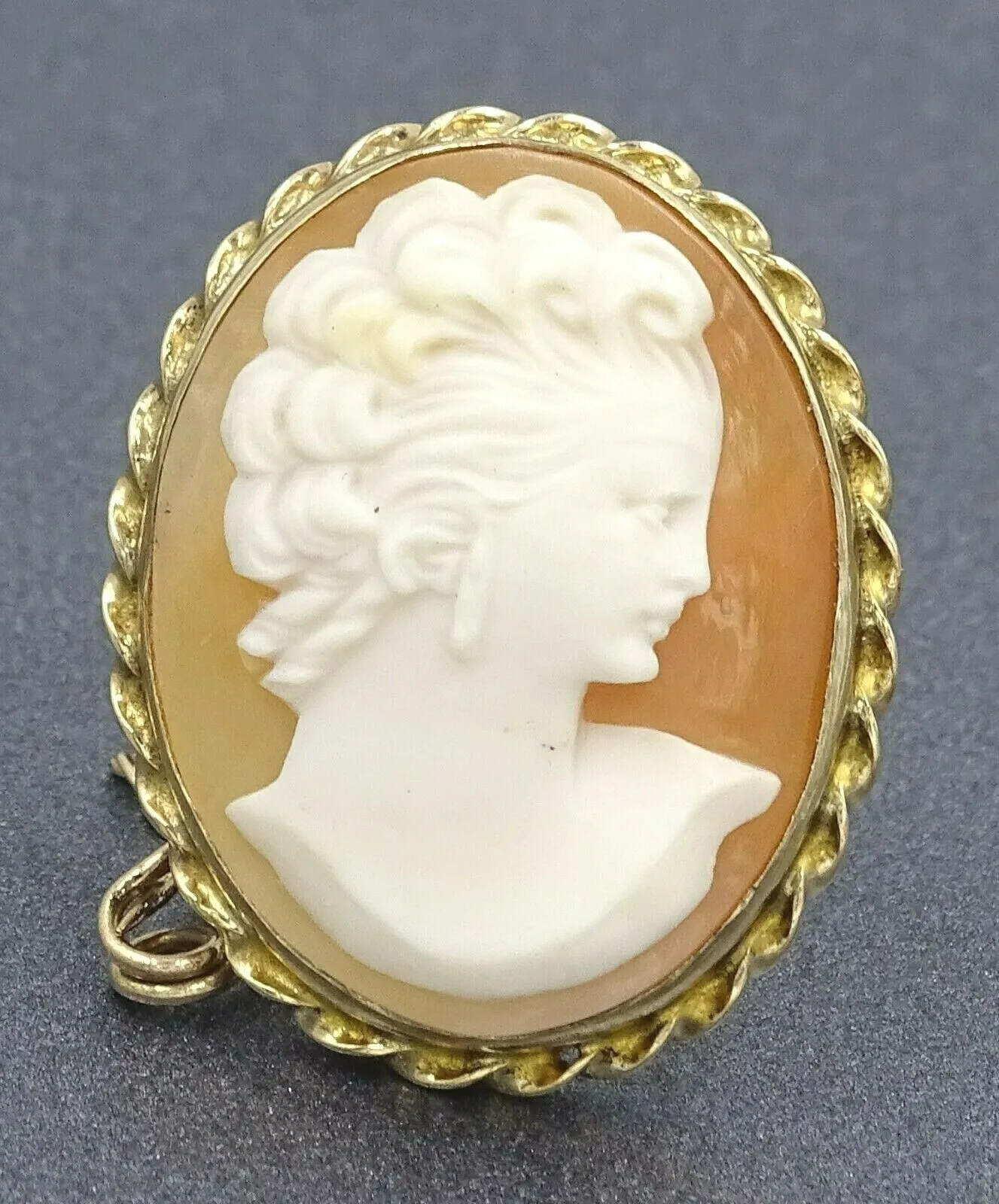 Shell Cameo 9ct Yellow Gold Brooch with Safety Chain