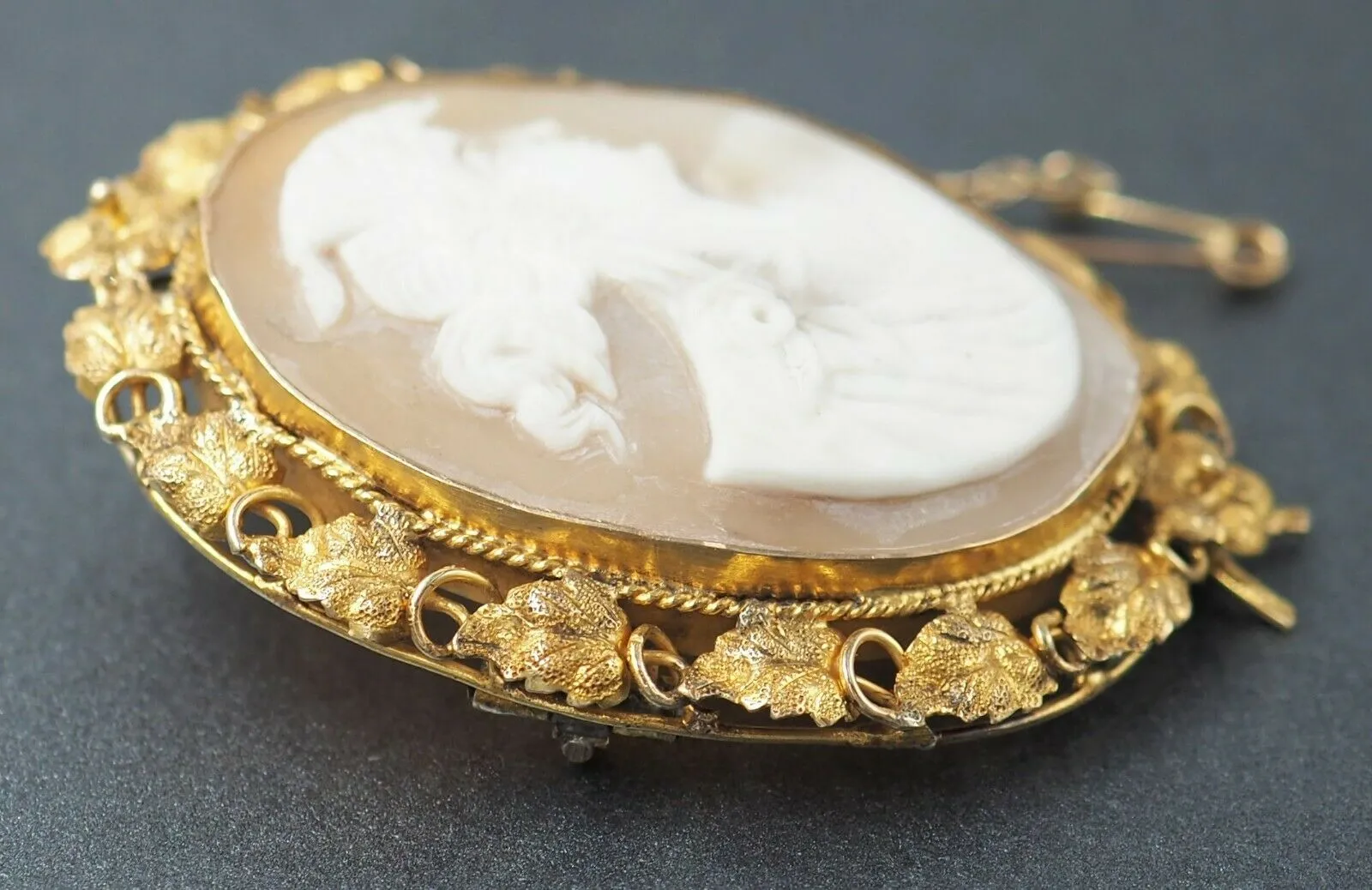 Shell Cameo 9ct Yellow Gold Brooch